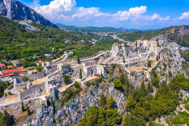 Vue aérienne sur la citadelle labyrinthique