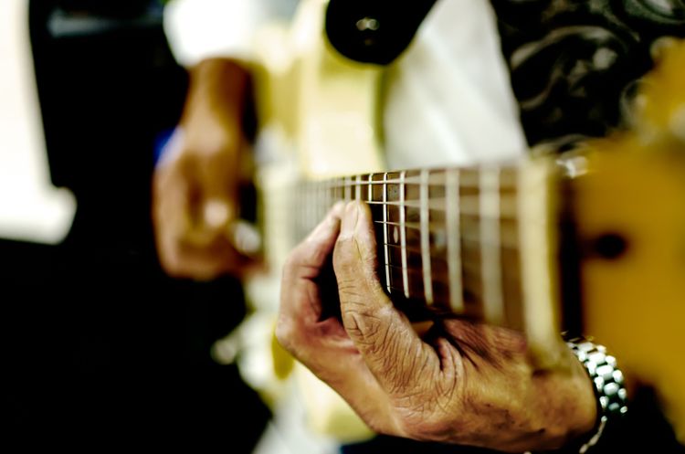 Musicista che suona la chitarra