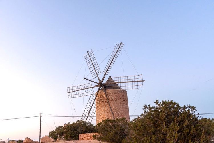 Silhouettes du moulin de Jeroni, Sa Miranda sur l'île de Formentera en Espagne.