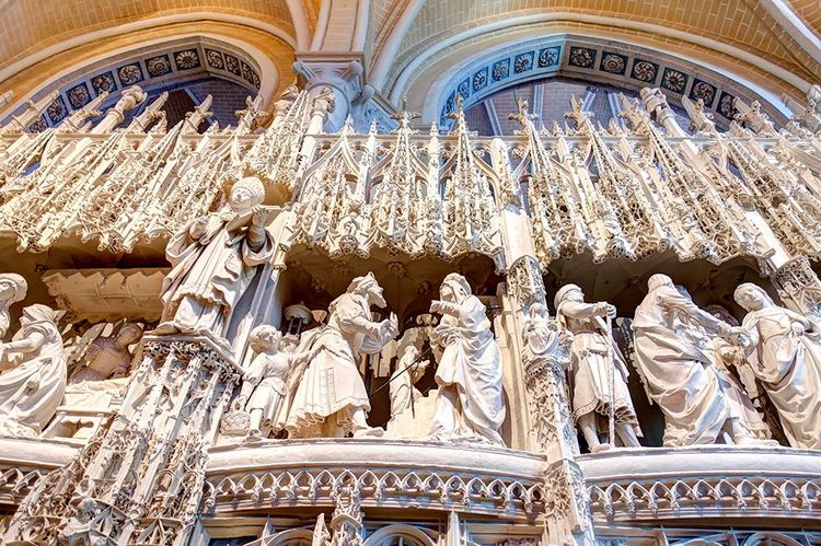 Le "tour de chœur" et ses nombreuses statues le long du déambulatoire, préfigurant la Renaissance