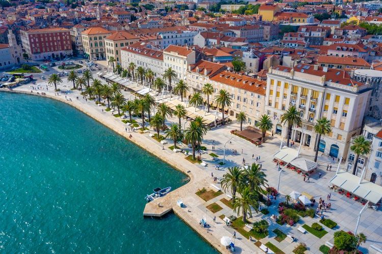 La Riva est la promenade longeant les quais et les marchés
