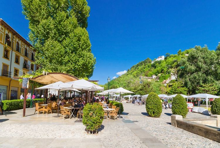 Le paseo del Padre Manjón et ses terrasses de cafés