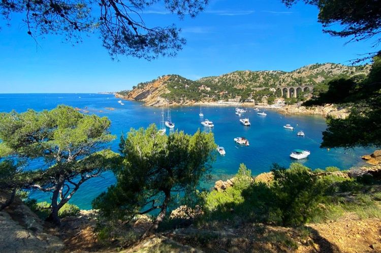 On la nomme aussi calanque de Méjean
