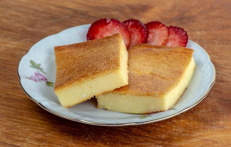 Le fiadone corse accompagné de rondelles de fraises