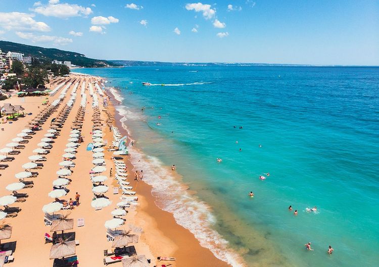 Plage des Golden Sands et ses rangées de parasols