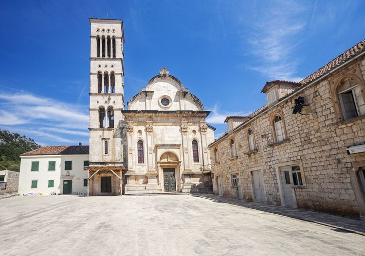 Le campanile de Saint-Etienne domine Hvar