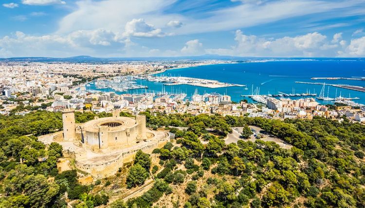 Le château de Bellver surplombe la méditerranée