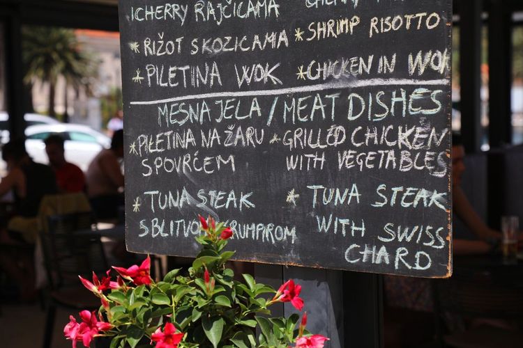 Ardoise d'un restaurant croate avec les plats à sa carte