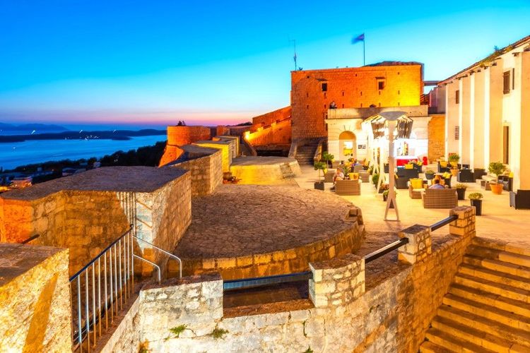 Le café de la forteresse offre une vue de choix sur la baie de Hvar