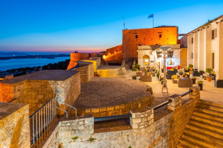 Le fort de Hvar à la nuit tombante