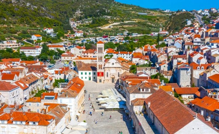 La cathédrale de Saint-Étienne : un joyau historique au cœur de Hvar