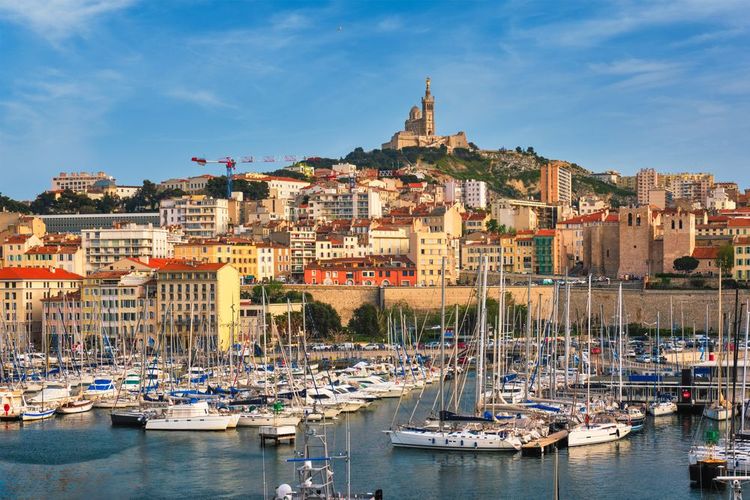 Il porto vecchio di Marsiglia dominato dalla basilica di Notre-Dame de la Garde
