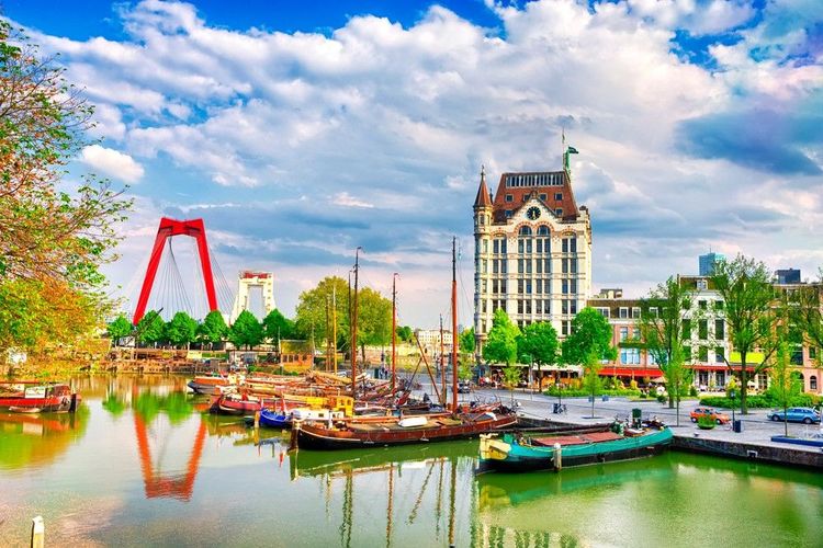 Rotterdam et ses péniches en arrivant sur le port industriel