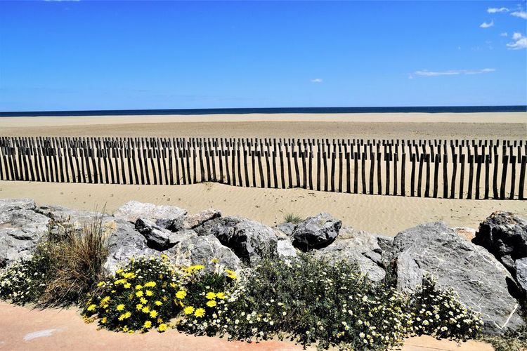 Vue dégagée sur la plage à Gruissan, France.