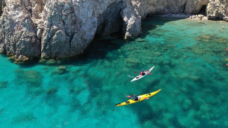Aventures nautiques à Milos : Kayak de mer et plongée sous-marine