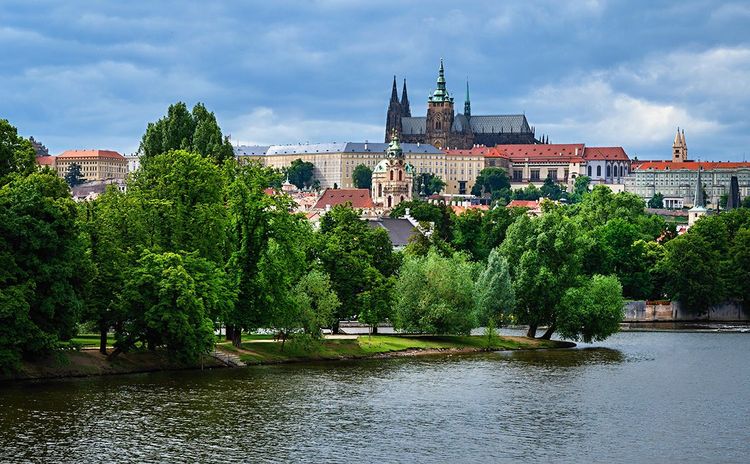 Ile arborée sur la Vltava, à Prague
