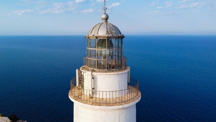 Vue sur la lentille de Fresnel du phare de La Mola