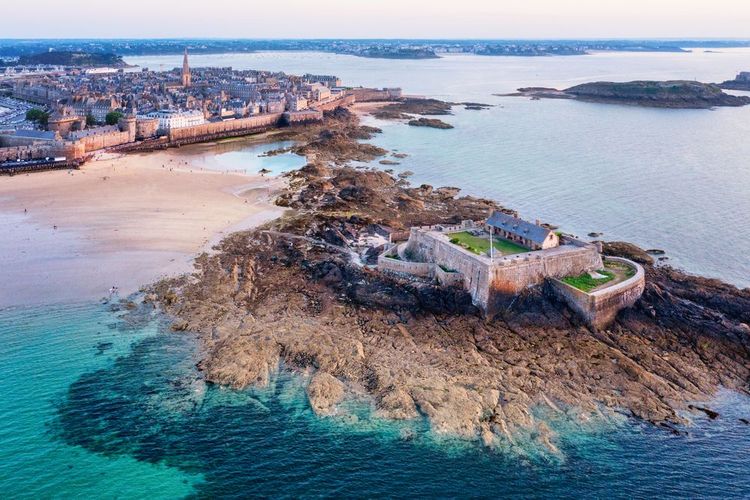 Vue aérienne des remparts de St Malo, Bretagne, France