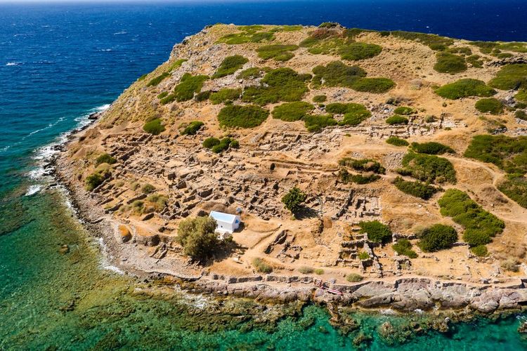 Vue aérienne des ruines archéologiques de Mochlos, en Crète.