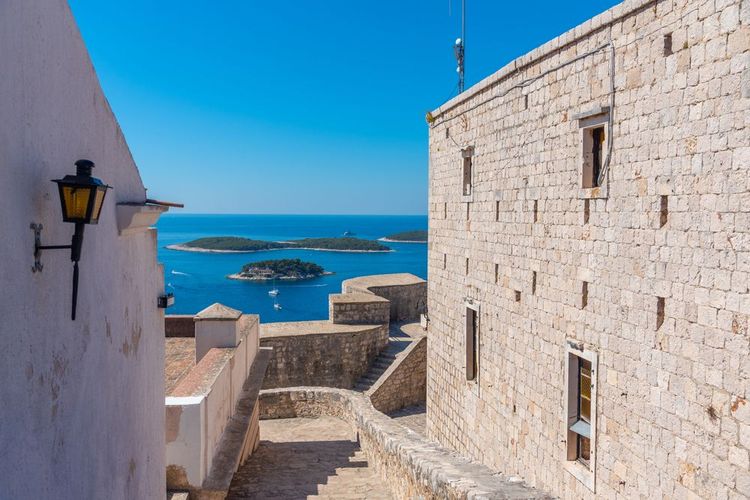 Immenses murs et très petites fenêtres, Fortica est une solide forteresse de la Renaissance