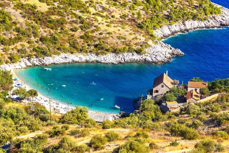 En arrivant sur la plage de La petite plage très recherchée de Dubovica