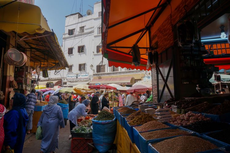  Marché de rue animé dans l'ancienne médina.