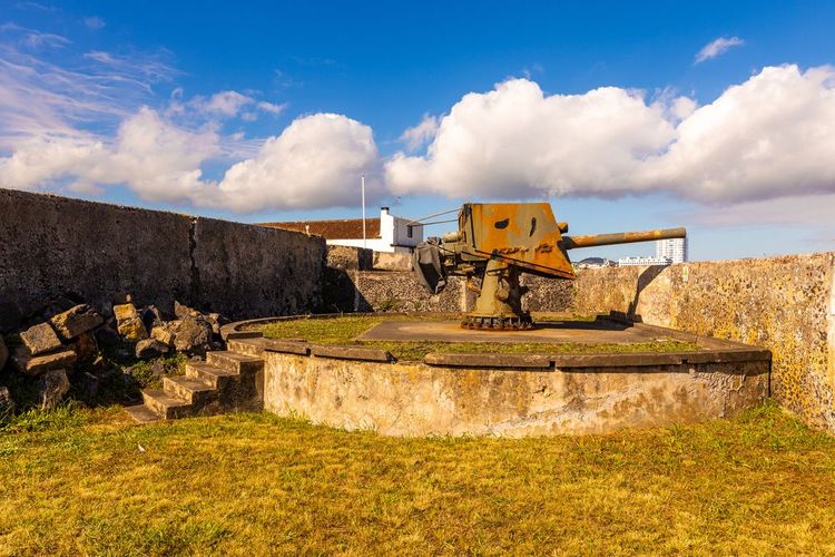 Canon de la marine datant de la 2nd Guerre Mondiale installé dans l'enceinte