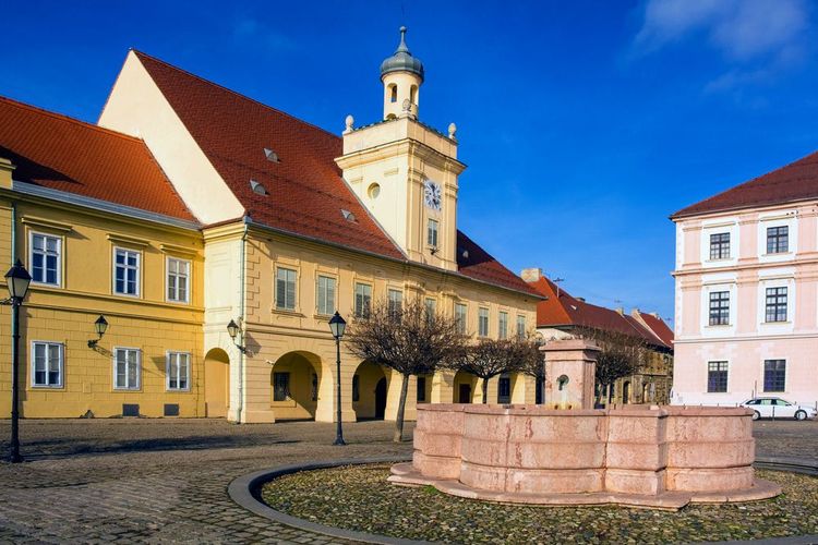 Place Trg Sv Trojstva à Tvrda dans la vieille ville d'Osijek,
