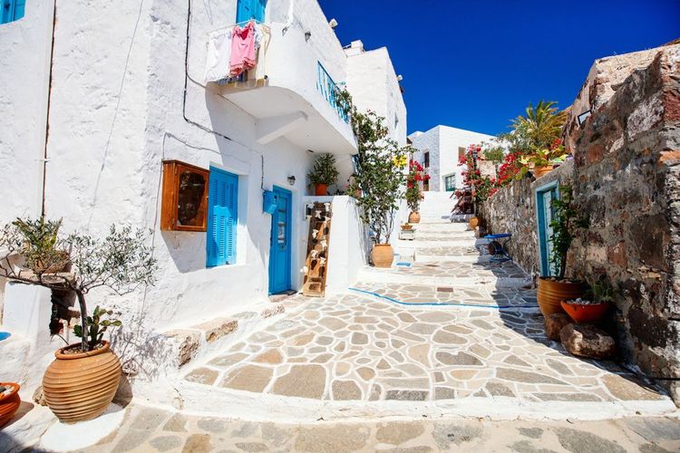 rue du vieux village cycladique grec traditionnel de Plaka