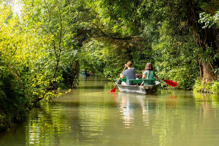 En barque sur les canaux du marais poitevin "mouillé"
