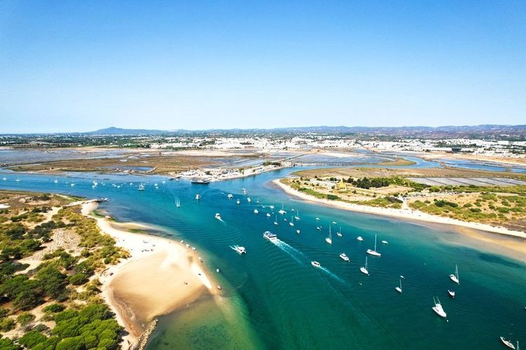Vue aérienne de la plage de l'île de Tavira