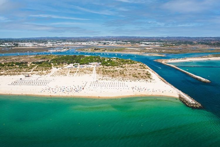 Vue aérienne de la plage de l'île de Tavira, une île tropicale près de la ville de Tavira, faisant partie du parc naturel de Ria Formosa