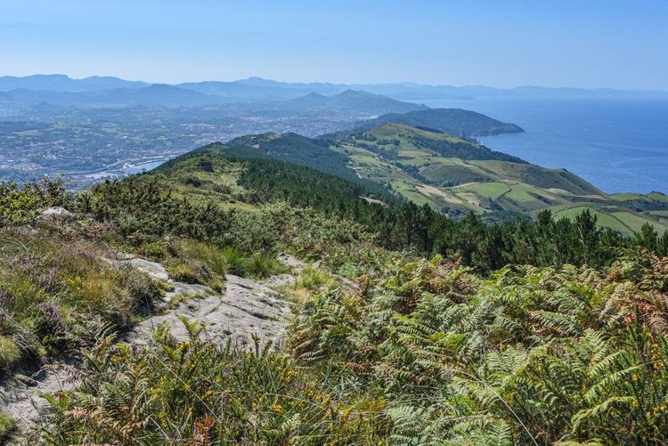 Vue sur le Pays basque et la côte cantabrique depuis le sommet du mont Jaizkibel