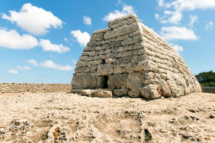 Le tumulus en forme de navette inversée de La Naveta des Tudons