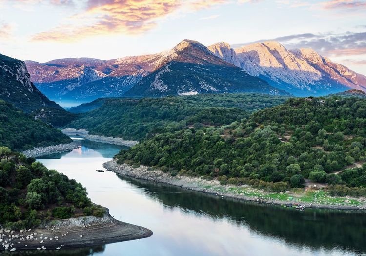 Le lac de Cedrino avec la chaîne de montagnes de Supramonte