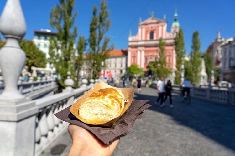 Déguster un Štruklji, rouleau à la crème, lors d'une balade dans Lubljana