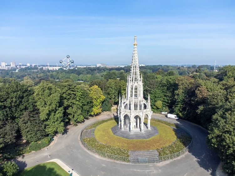 Monument du parc Laeken avec l'Atomium et second plan, Bruxelles