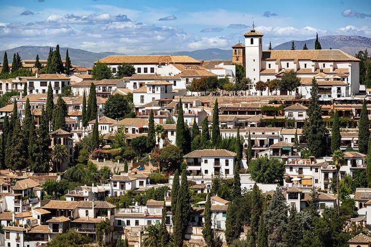 L'Albaicín avec, sur les hauteurs, l'église San Nicolás