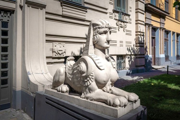 Sphinx au pied d'un immeuble