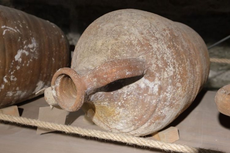 Vieille amphore remisée dans le château