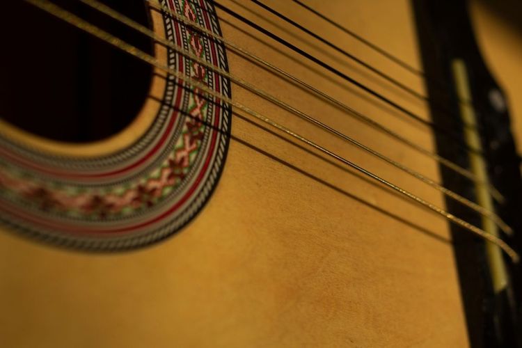 Détails d'une guitare sèche espagnole.