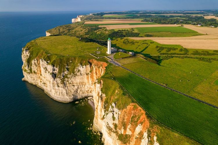 Le phare d'Antifer sur les falaises d'Étretat, en Normandie