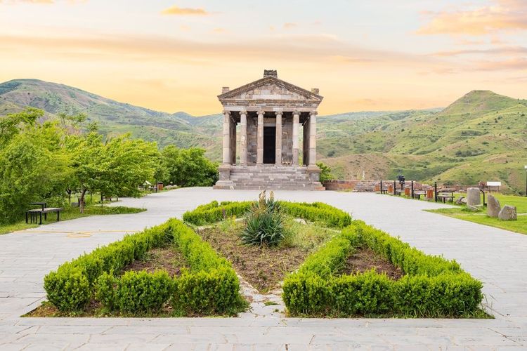 Le temple suit les codes de l'ordre ionique : il repose sur un podium élevé et est entouré de 24 colonnes