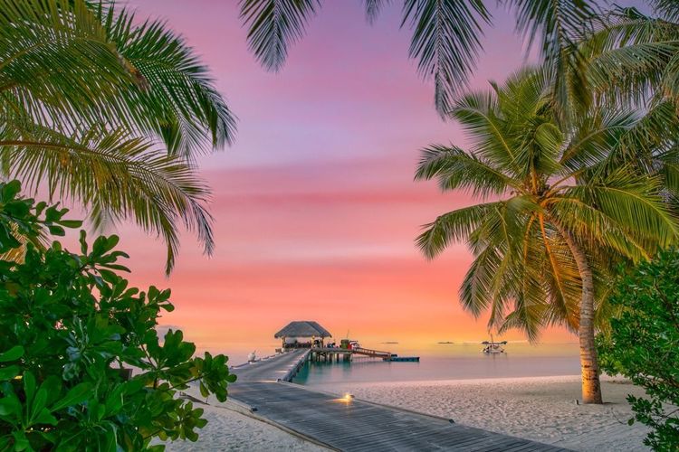 Sublime coucher de soleil sur les Maldives.