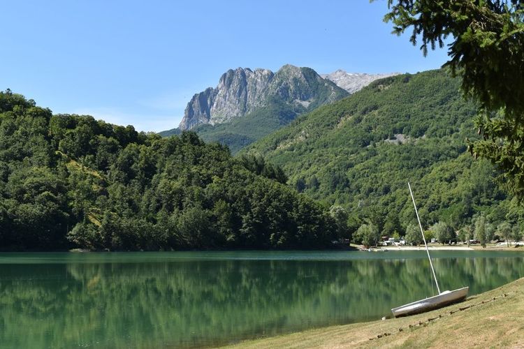 Le lac Gramolazzo dans la région de Lunigiana