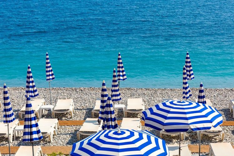 Parasols et transats sur la plage de Nice