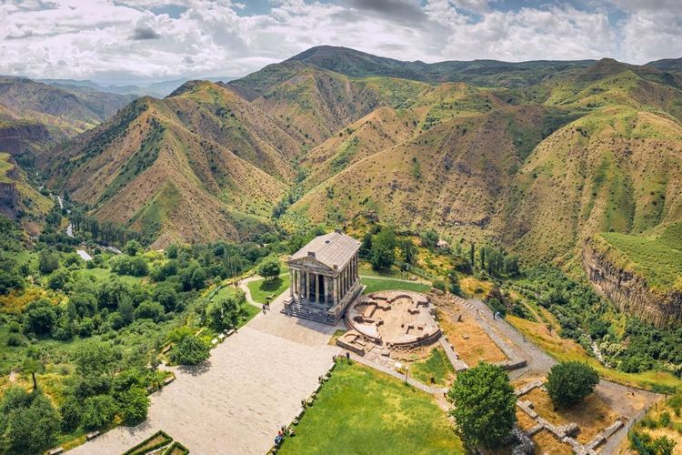 Le temple de Garni surplombe le vide des gorges de la rivière Azat