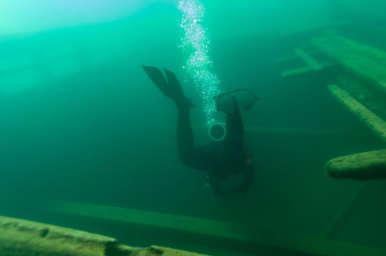 Une plongée au cœur d'une épave dans un lac du Michigan.