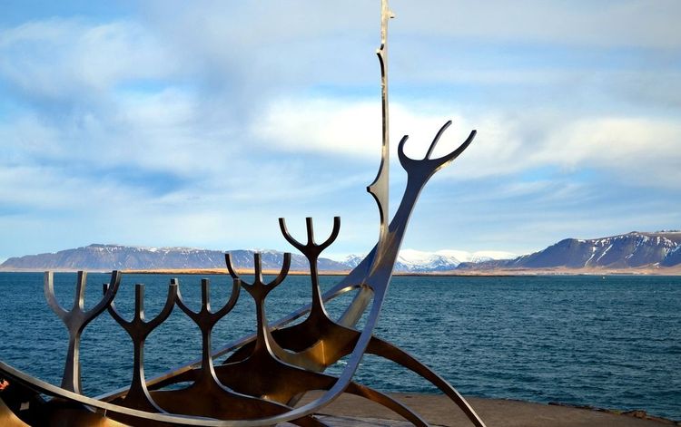 Oeuvre représentant un drakkar Viking dans la baie de Faxaflói