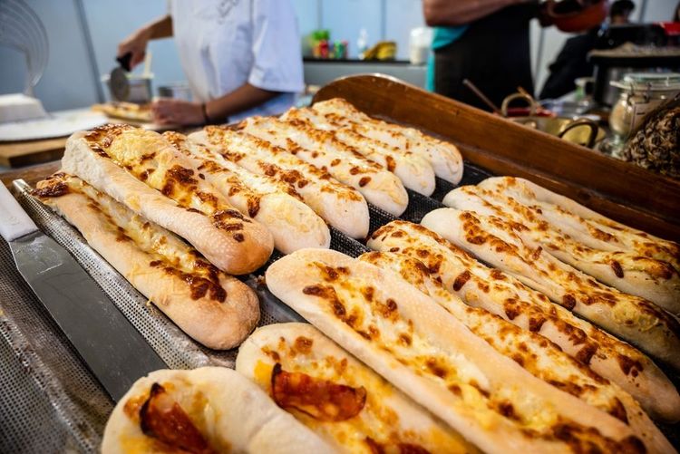 Pains au fromage et saucisses au chourico vendus à la Foire de Santa Iria à Faro